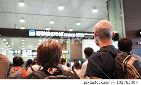 [Earthquake with a seismic intensity of upper 6 in Noto Peninsula, Suzu City, Ishikawa Prefecture] Foreign tourists stranded at Toyama Station (photographed on May 5, 2023) 102763007
