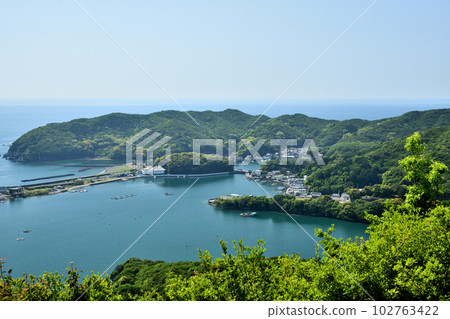 從南海展望台登山步道眺望相賀庭濱海灘[三重縣渡來郡南瀨町] 102763422