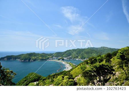 從南海展望台登山步道眺望相賀庭濱海灘[三重縣渡來郡南瀨町] 102763423