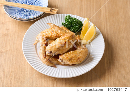 Grilled chicken wings with salt Grilled chicken wings with salt 102763447