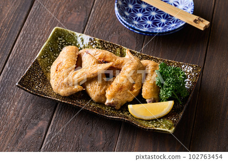 Grilled chicken wings with salt Grilled chicken wings with salt 102763454