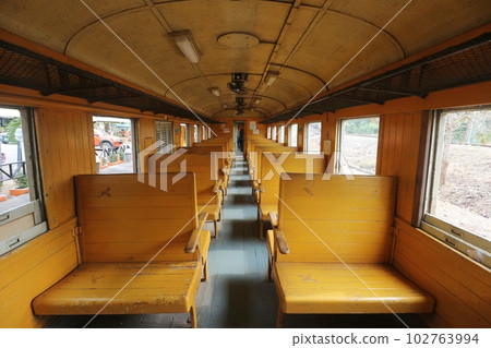 泰國國家鐵路木製黃色座椅 泰國國家鐵路木製黃色座椅 102763994