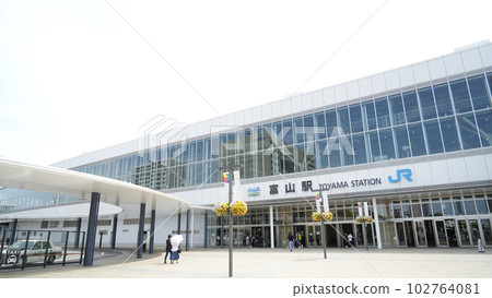 Toyama Station north exit and pedestrian traffic (blurred) Toyama Station north exit and pedestrian traffic (blurred) 102764081
