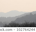 傍晚風景重疊的山 102764244