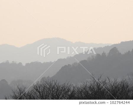 Evening scenery Overlapping mountains Evening scenery Overlapping mountains 102764244
