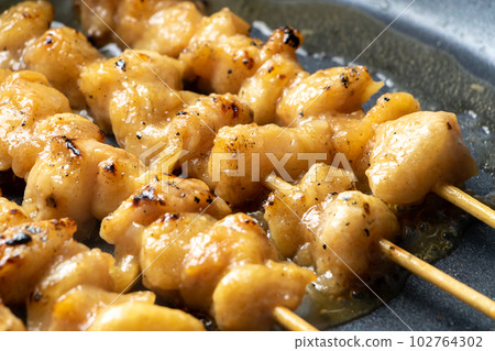 Reheat the yakitori (bonjiri salt-grilled skewers) in a frying pan (with cooking sake). Reheat the yakitori (bonjiri salt-grilled skewers) in a frying pan (with cooking sake). 102764302