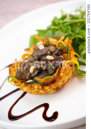 Recipe for poultry giblets in a nest of fried potatoes with rocket and tomato salad Recipe for poultry giblets in a nest of fried potatoes with rocket and tomato salad 102764366