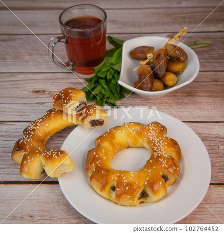 Recipe Maarouk of Aleppo, soft brioche with date paste Recipe Maarouk of Aleppo, soft brioche with date paste 102764452