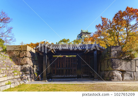 從西之丸庭園眺望大阪城天守閣、北隔門、紅葉季節 從西之丸庭園眺望大阪城天守閣、北隔門、紅葉季節 102765209