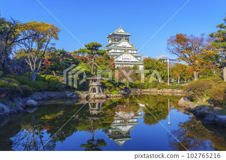 日本園林秋葉季池塘中大阪城塔的倒影 102765216