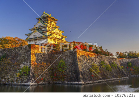 夕陽下的大阪城塔，秋葉的季節 102765232