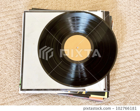 堆疊的唱片夾克和唱片板_鳥瞰圖 堆疊的唱片夾克和唱片板_鳥瞰圖 102766181