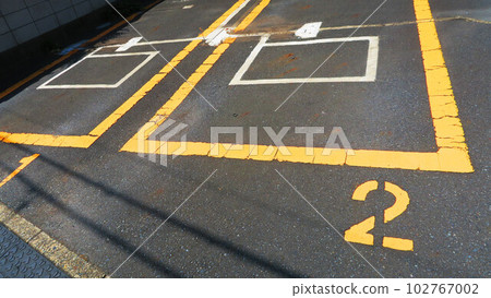 Scenery of the road surface of coin parking 102767002