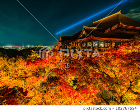 [觀光] 京都的清水寺在秋天的夜晚燈火通明 102767654
