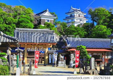 [Nagasaki Prefecture] Ruins of Hirado Castle under fine weather (castle tower and Hirado Gokoku Shrine) 102767888
