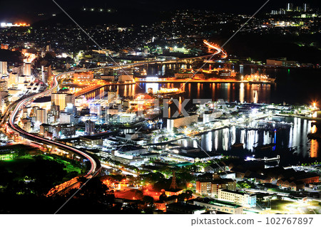 [長崎縣]從弓張岳展望台看到的佐世保港夜景 102767897
