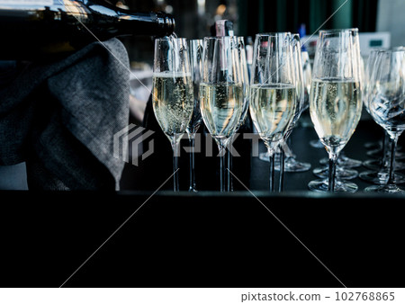 waiter pours wine and champagne waiter pours wine and champagne 102768865