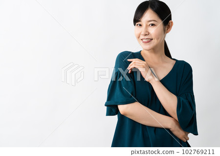 微笑的年輕女子肖像 102769211