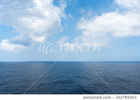 Sea horizon and cloudy sky 102769363