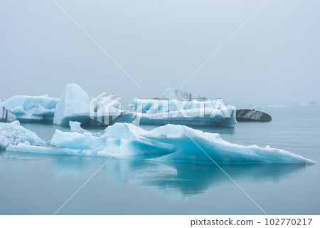 Melting floating icebergs in Jokulsarlon, Iceland 102770217