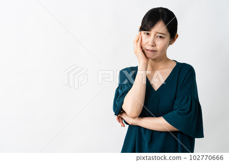 A young woman with an uneasy expression Business image 102770666