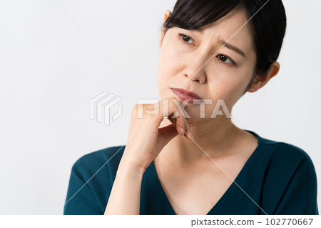 A young woman with an uneasy expression Business image 102770667