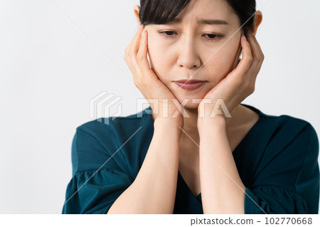 A young woman with an uneasy expression Business image 102770668