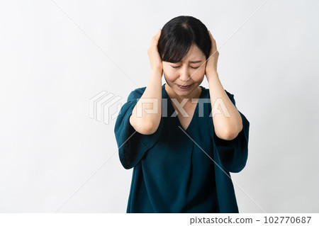 年輕女子抱著她的頭 生活方式形象 102770687
