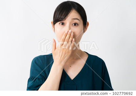 震驚和焦慮的年輕女性生活方式形象 震驚和焦慮的年輕女性生活方式形象 102770692