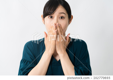 Shocked and anxious young woman Lifestyle image Shocked and anxious young woman Lifestyle image 102770693