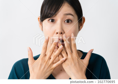 Shocked and anxious young woman Lifestyle image Shocked and anxious young woman Lifestyle image 102770695