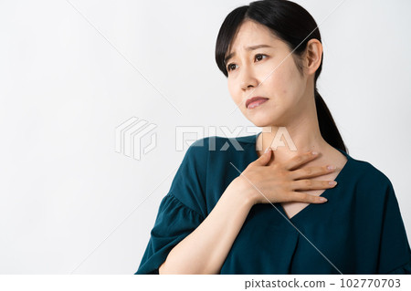 Shocked and anxious young woman Lifestyle image Shocked and anxious young woman Lifestyle image 102770703