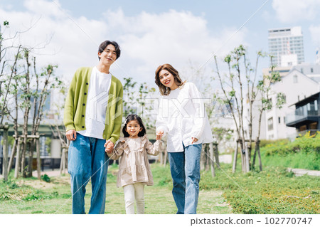 家庭手拉手走 家庭手拉手走 102770747
