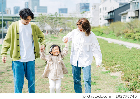 家庭手拉手走 102770749