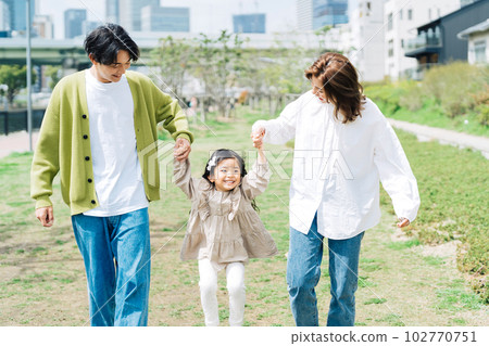 家庭手拉手走 家庭手拉手走 102770751