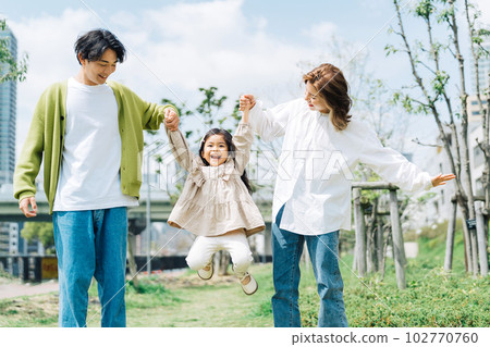 家庭手拉手走 102770760