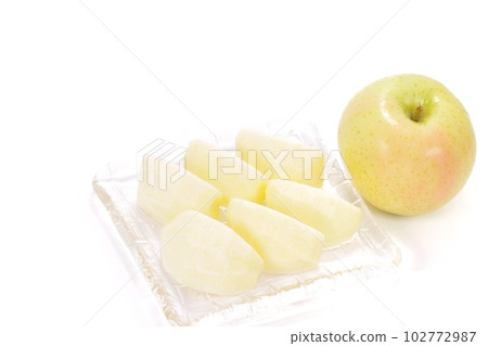 蘋果去皮切甜點 Toki 明亮的背景 102772987