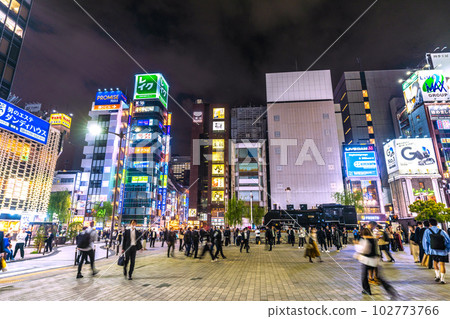 日本東京市容第一個週五轉5類。新橋站西口廣場擠滿了等待見面的人等= 5月12日 日本東京市容第一個週五轉5類。新橋站西口廣場擠滿了等待見面的人等= 5月12日 102773766