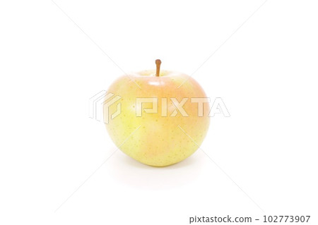 一整個蘋果，宜必思，略帶紅色，明亮的背景 102773907