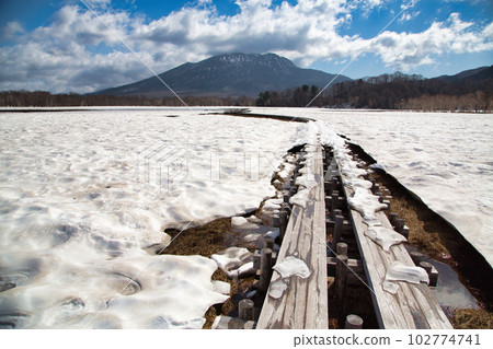 Oze where the snow remains 102774741