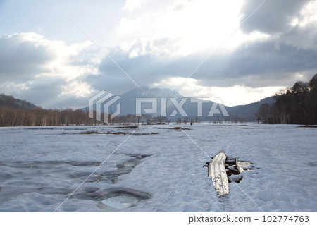 Oze where the snow remains 102774763