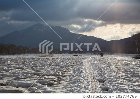 Oze where the snow remains 102774769