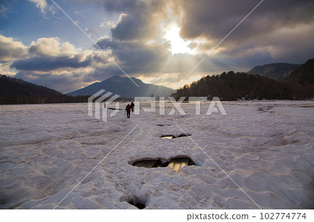 Oze where the snow remains 102774774