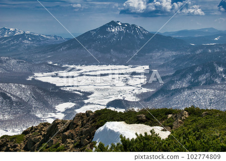 Oze where the snow remains Oze where the snow remains 102774809