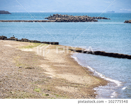 瀨戶內海(Harimanada)的風景。兵庫縣明石市魚住町海岸。 瀨戶內海(Harimanada)的風景。兵庫縣明石市魚住町海岸。 102775548