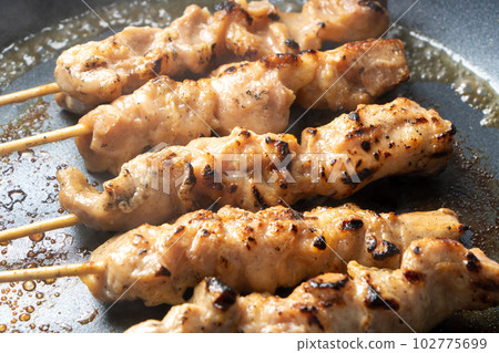 Reheat the yakitori (chicken thigh skewers) in a frying pan (with cooking sake). Reheat the yakitori (chicken thigh skewers) in a frying pan (with cooking sake). 102775699