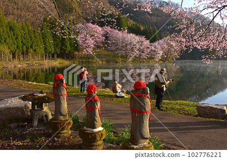 Spring in Shinshu, water mirror cherry blossoms on Lake Nakatsuna, Omachi City, Nagano Prefecture Spring in Shinshu, water mirror cherry blossoms on Lake Nakatsuna, Omachi City, Nagano Prefecture 102776221