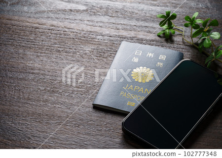 日本護照和智能手機 日本護照和智能手機 102777348
