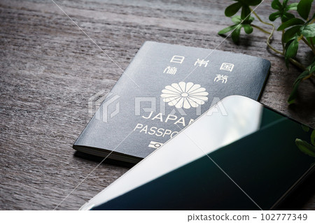 日本護照和智能手機 日本護照和智能手機 102777349