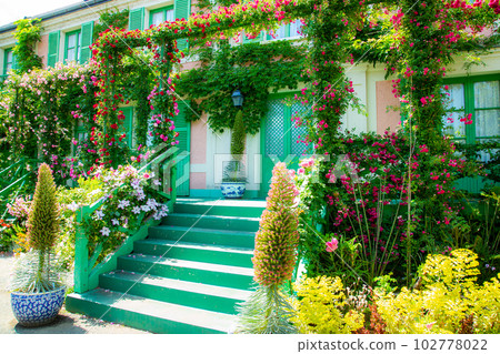 Western-style building with roses in full bloom ~ Hamanako Garden Park 102778022